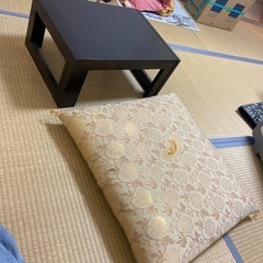 お仏壇のテーブルと、座布団