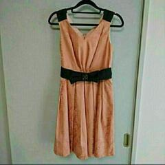 【美品】エレガントなサーモンピンクの柄入りドレス