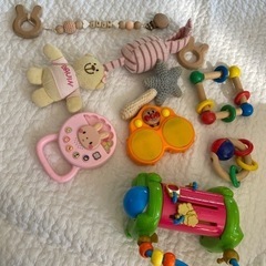 赤ちゃんのガラガラやおもちゃ