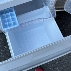 【RKGRE-763】特価！三菱/146L 2ドア冷凍冷蔵庫/MR-P15C-S/中古品/2017年製/当社より近隣無料配達！