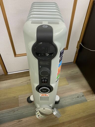 デロンギ オイルヒーター HJ0812 折り畳みキャスター付 10畳 表面温度80℃ サーマルカットフィン