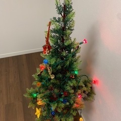 クリスマスツリー　電飾や飾り　付き