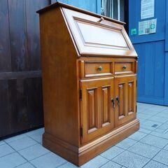 横浜ダニエル(Daniel)よりカバザクラ材のスパニッシュライティングビューローです！クラシカルなデザインで高級感溢れるライティングデスクは学習机やワークデスクとしてもおすすめです♪BK207