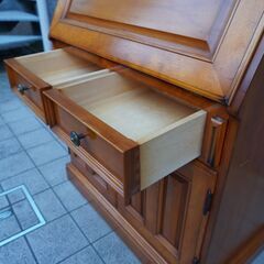 横浜ダニエル(Daniel)よりカバザクラ材のスパニッシュライティングビューローです！クラシカルなデザインで高級感溢れるライティングデスクは学習机やワークデスクとしてもおすすめです♪BK207