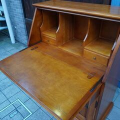 横浜ダニエル(Daniel)よりカバザクラ材のスパニッシュライティングビューローです！クラシカルなデザインで高級感溢れるライティングデスクは学習机やワークデスクとしてもおすすめです♪BK207