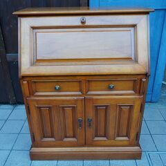横浜ダニエル(Daniel)よりカバザクラ材のスパニッシュライティングビューローです！クラシカルなデザインで高級感溢れるライティングデスクは学習机やワークデスクとしてもおすすめです♪BK207