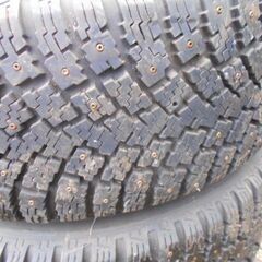 275/60R17ノキアスパイクタイヤ4本ホイール付き、パジェロに履いていました引取り限定になります。