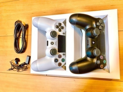 PS4 Pro 1TB ホワイトコントローラー2台付き PS4 Pro 1TB ホワイト