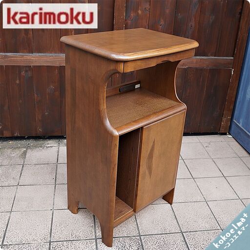 国内老舗家具メーカーkarimoku(カリモク家具)の電話台です。シンプルでオーソドックスなデザインのTEL台。コンパクトでスリムなフォルムはリビングや玄関など置く場所を選びません。BK211