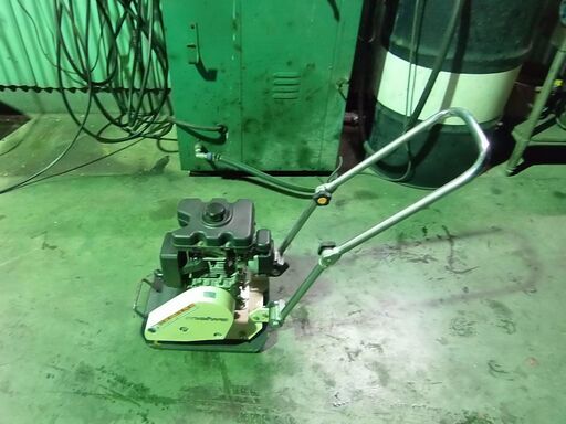 【自動車整備工場です。】5回位の使用です。エンジン整備済み。明和製作所　工事用機械　ランマ―です。！