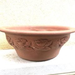 テラコッタ鉢と陶器鉢