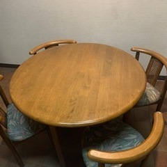 ダイニングテーブル(椅子4つ付き)