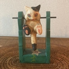 【木彫り】鉄棒をするネコの置物(お譲り先が決まりました)