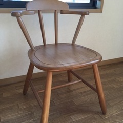 可愛らしい木製の椅子
