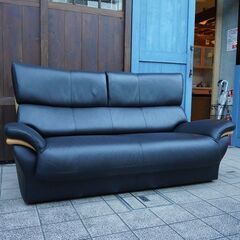 人気のkarimoku(カリモク家具)より総皮革2人掛けソファーです。ブラックレザーの上品な質感が魅力のモダンでスタイリッシュなデザインの2シーターソファー！BK223