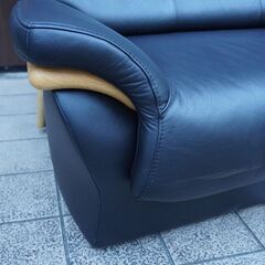 人気のkarimoku(カリモク家具)より総皮革2人掛けソファーです。ブラックレザーの上品な質感が魅力のモダンでスタイリッシュなデザインの2シーターソファー！BK223