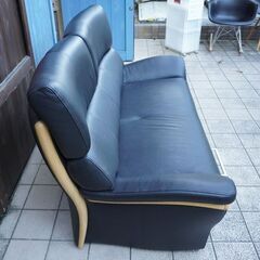 人気のkarimoku(カリモク家具)より総皮革2人掛けソファーです。ブラックレザーの上品な質感が魅力のモダンでスタイリッシュなデザインの2シーターソファー！BK223