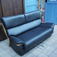 人気のkarimoku(カリモク家具)より総皮革2人掛けソファーです。ブラックレザーの上品な質感が魅力のモダンでスタイリッシュなデザインの2シーターソファー！BK223