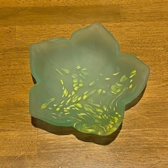 薄いグリーンのお花皿