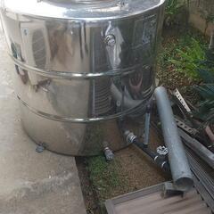 1万円 でお譲りします。水タンク 1t 直径1140mm.高さ1100mm.