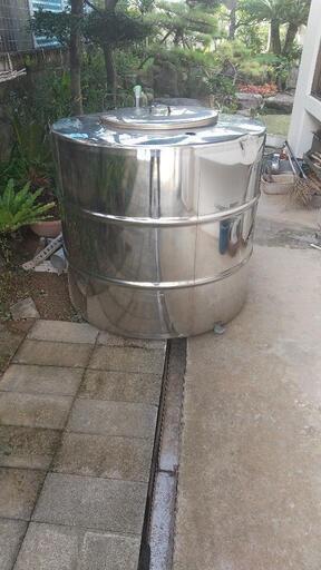 １万円 でお譲りします。水タンク 1t  直径1140mm.高さ1100mm.