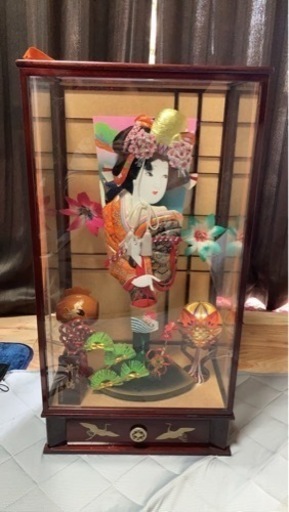 ガラスケース入り羽子板です。