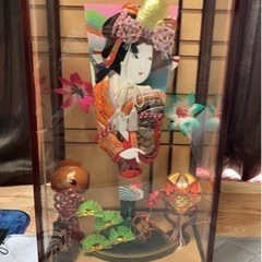 ガラスケース入り羽子板です。