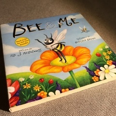 英語の絵本　【BEE &ME】【小さめサイズ】【縦横15cm】
