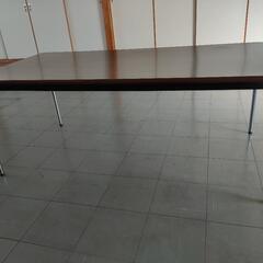 食堂にあるテーブル
