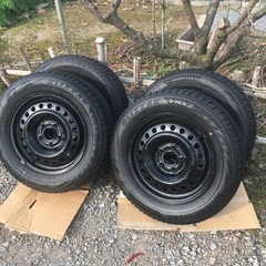 スタッドレスタイヤ　215/60/16 鉄ホイール付き