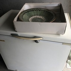 冷凍庫（訳あり）と大皿新品、韓国骨董の青磁の壺