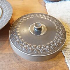 北欧食器 ビンテージデンマークKronjyden(クロニーデン)社のJens H. Quistgaard(イェンス・クイストゴー)デザインAzur(アズール)蓋付ボウル。愛らしいフラワーモチーフ♪BK313