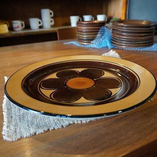 フィンランドARABIA(アラビア) 社のAtelje Kalevala (アトリエ カレワラ)ディナープレート♪希少な70年代ヴィンテージのレトロな花柄の33ｃｍ平皿。パスタ皿やインテリアにも♪BK318