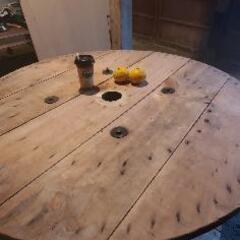 ②木製テーブル(ビニー色)