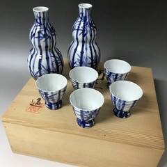 ⭕⭕⭕KI4/3　未使用【 平安弘峯 】清水焼 酒器揃 共箱 徳利 お猪口 染付 竹文 弘峯造 木箱 おちょこ ぐい呑み ぐいのみ 昭和レトロ 骨董 工芸⭕⭕⭕