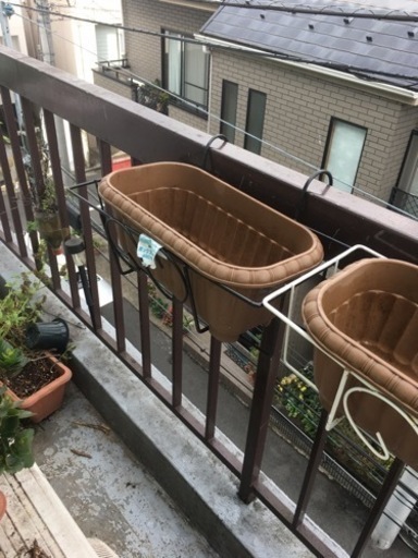 ベランダの柵にかけるタイプのハンガーと植木鉢三つとハンギングバスケット型の植木鉢差し上げます たけソル 中野のその他の中古あげます 譲ります ジモティーで不用品の処分