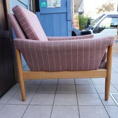 北欧デンマークから入荷したゆったりリラックスして座れるオーク材×ファブリックのシングルソファ。優しいあずき色とホワイトのストライプ柄が可愛らしいアームチェアはインテリアのアクセントに♪①BK335