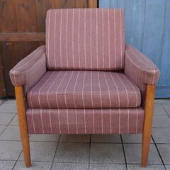北欧デンマークから入荷したゆったりリラックスして座れるオーク材×ファブリックのシングルソファ。優しいあずき色とホワイトのストライプ柄が可愛らしいアームチェアはインテリアのアクセントに♪①BK335
