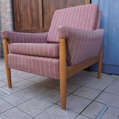 北欧デンマークから入荷したゆったりリラックスして座れるオーク材×ファブリックのシングルソファ。優しいあずき色とホワイトのストライプ柄が可愛らしいアームチェアはインテリアのアクセントに♪①BK335