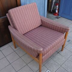 北欧デンマークから入荷したゆったりリラックスして座れるオーク材×ファブリックのシングルソファ。優しいあずき色とホワイトのストライプ柄が可愛らしいアームチェアはインテリアのアクセントに♪①BK335