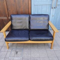 北欧デンマークの高級家具FREDERICIA(フレデリシア)よりSoren Holst(ソーレン・ホルスト)デザインのModel2452・本革2人掛けソファ♪シンプルでモダンなレザー2Ｐソファー。②BK338