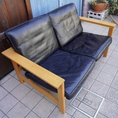 北欧デンマークの高級家具FREDERICIA(フレデリシア)よりSoren Holst(ソーレン・ホルスト)デザインのModel2452・本革2人掛けソファ♪シンプルでモダンなレザー2Ｐソファー。②BK338