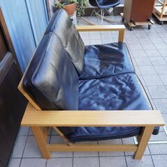 北欧デンマークの高級家具FREDERICIA(フレデリシア)よりSoren Holst(ソーレン・ホルスト)デザインのModel2452・本革2人掛けソファ♪シンプルでモダンなレザー2Ｐソファー。②BK338