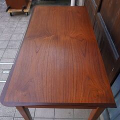 デンマークから入荷したチーク材を使用した鍵付き片袖デスク♪北欧らしいシンプルなフォルムが魅力的なヴィンテージ北欧家具です。省スペースのコンパクトサイズなのでリビングなどにも☆BK339