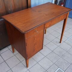 デンマークから入荷したチーク材を使用した鍵付き片袖デスク♪北欧らしいシンプルなフォルムが魅力的なヴィンテージ北欧家具です。省スペースのコンパクトサイズなのでリビングなどにも☆BK339