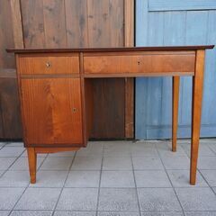 デンマークから入荷したチーク材を使用した鍵付き片袖デスク♪北欧らしいシンプルなフォルムが魅力的なヴィンテージ北欧家具です。省スペースのコンパクトサイズなのでリビングなどにも☆BK339