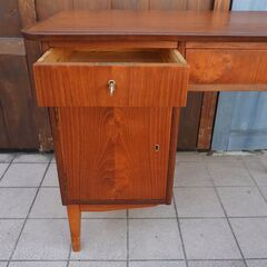 デンマークから入荷したチーク材を使用した鍵付き片袖デスク♪北欧らしいシンプルなフォルムが魅力的なヴィンテージ北欧家具です。省スペースのコンパクトサイズなのでリビングなどにも☆BK339