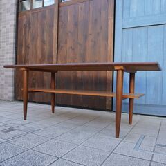 デンマークから入荷したチーク材を使用したリビングテーブルです。北欧家具らしいシンプルなデザインのヴィンテージコーヒーテーブル。スッキリとしたデザインがインテリアを優しい雰囲気に♪BK340