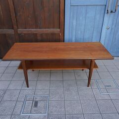 デンマークから入荷したチーク材を使用したリビングテーブルです。北欧家具らしいシンプルなデザインのヴィンテージコーヒーテーブル。スッキリとしたデザインがインテリアを優しい雰囲気に♪BK340