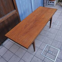 デンマークから入荷したチーク材を使用したリビングテーブルです。北欧家具らしいシンプルなデザインのヴィンテージコーヒーテーブル。スッキリとしたデザインがインテリアを優しい雰囲気に♪BK340